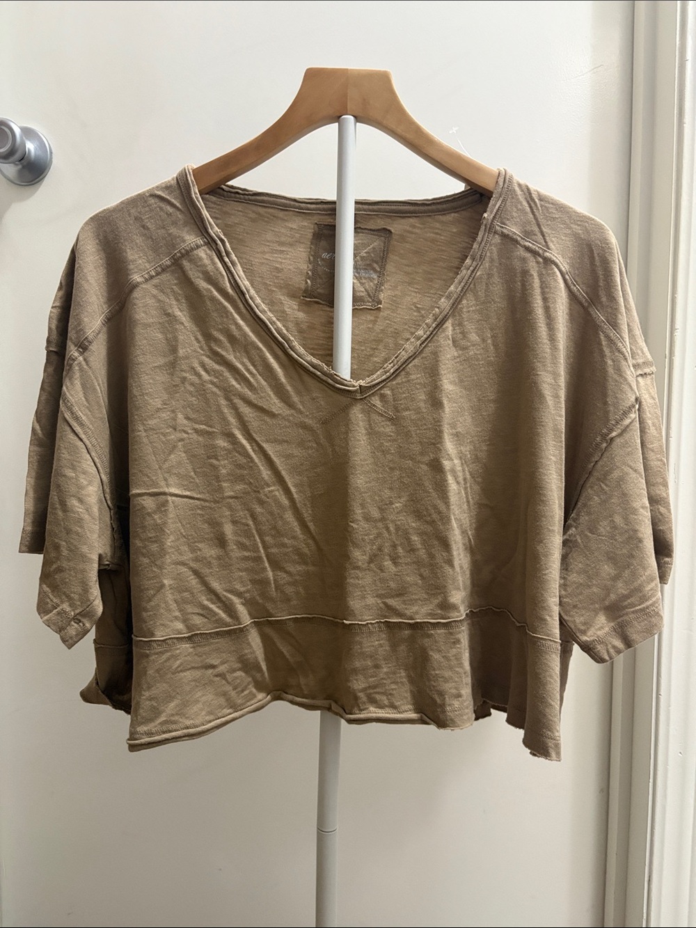 aerie Cropped V-Neck Short Sleeve Top in Taupe